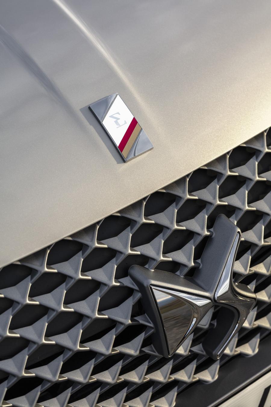 Логотип DS 3 Crossback E-Tense 2019 года  (WW) (фото 33 из 42)
